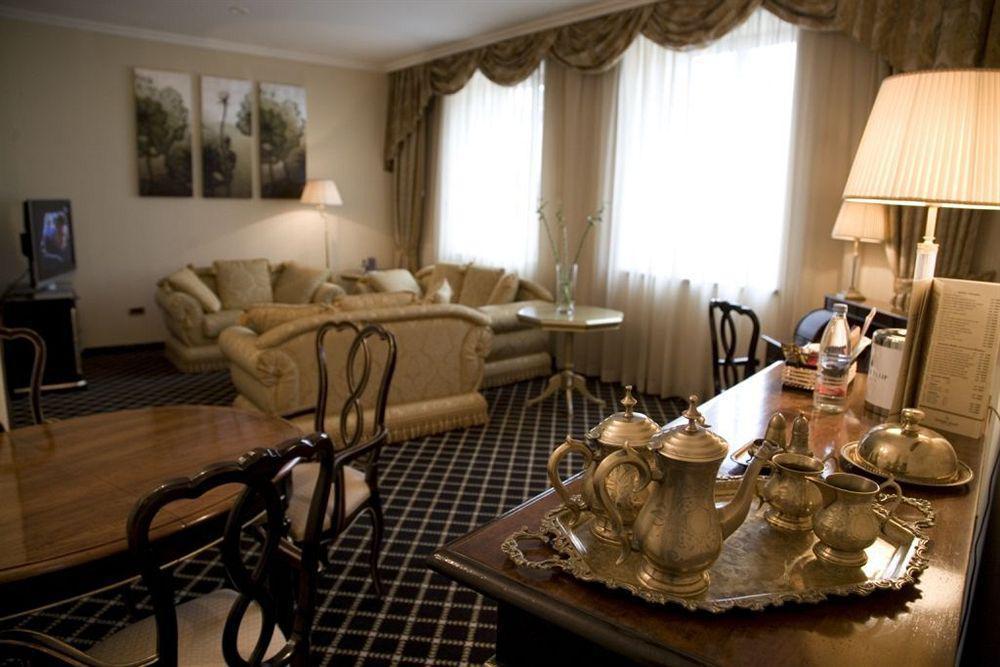 Grand Hotel Yerevan - Small Luxury Hotels Of The World Chambre photo